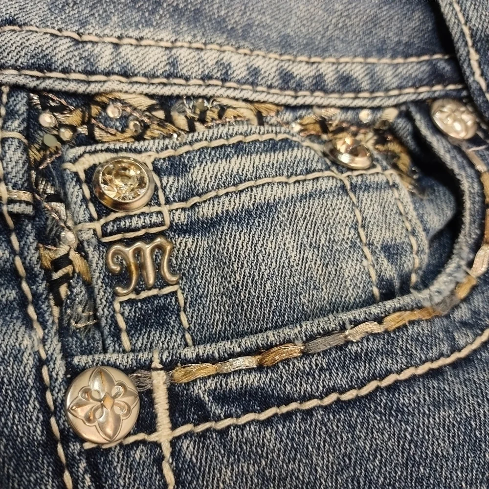 Miss Me Signature Women's Blue Crop Distressed Rhinestones Jeans Size 29